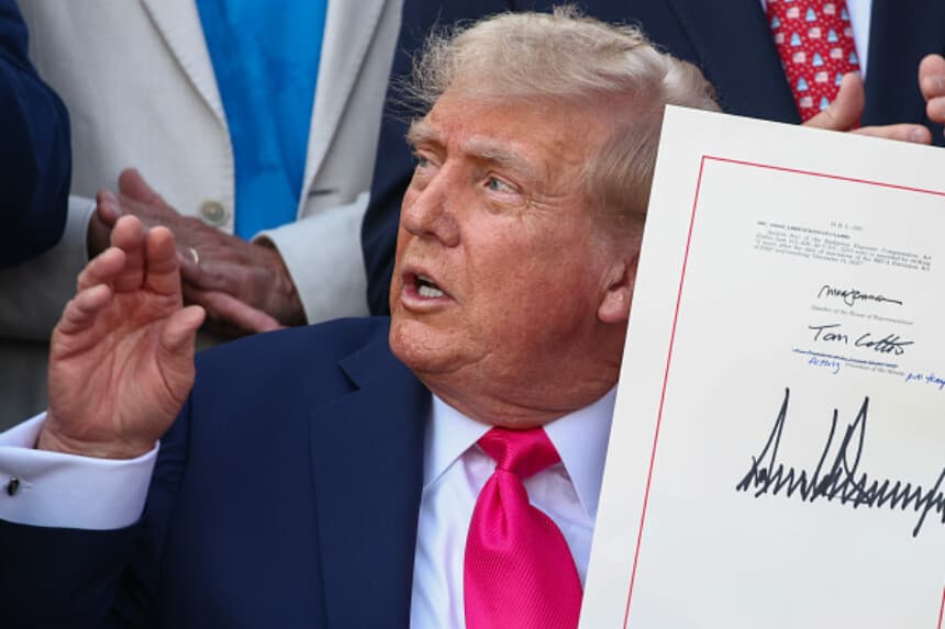 Trump frena ley de vivienda y exige aprobar primero Ley SAVE