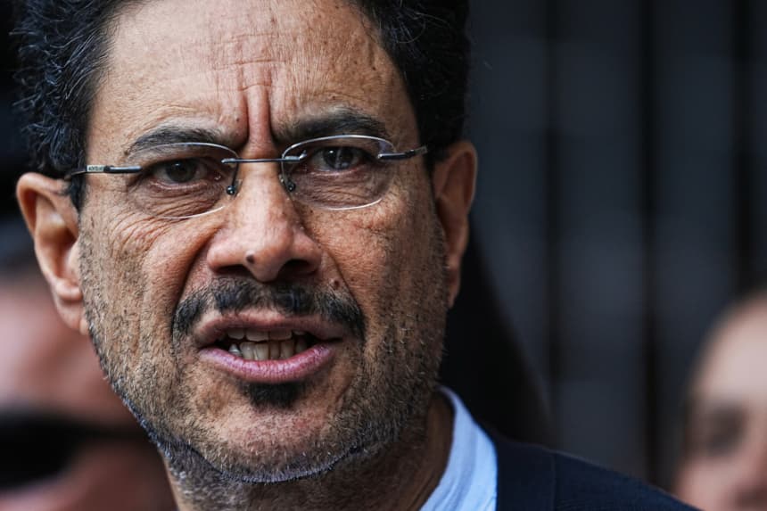Iván Cepeda, candidato del partido Pacto Histórico, ofrece un discurso tras emitir su voto durante la segunda vuelta presidencial de 2026 en Colombia, el 21 de junio de 2026 en Bogotá, Colombia. (Andres Rot/Getty Images)