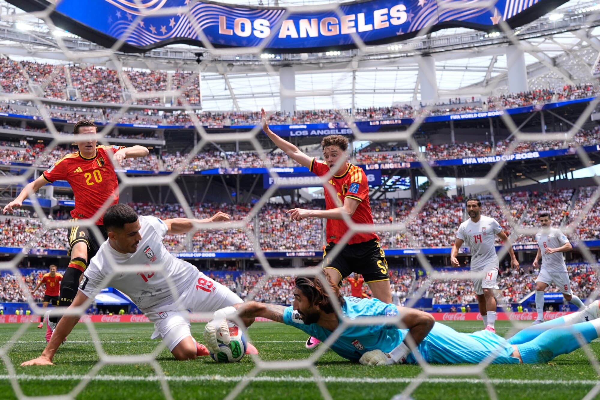 El portero iraní Alireza Beiranvand realiza una parada contra Bélgica durante el partido de la Copa Mundial de Fútbol en Inglewood, California, el 21 de junio de 2026. (Mark J. Terrill/AP).