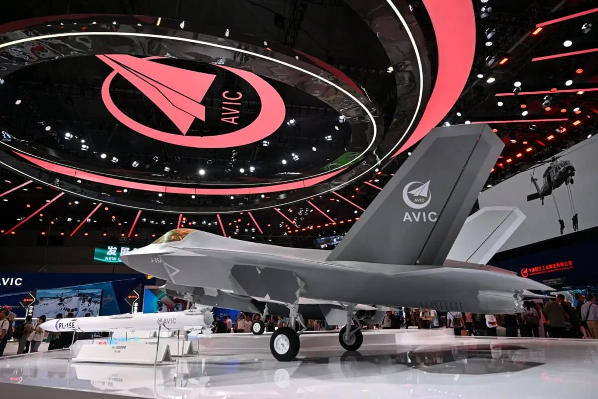 Una maqueta del caza furtivo J-35A de fabricación china se exhibe en el stand de AVIC (China Aviation Industry Corporation) durante la 15.ª Exposición Internacional de Aviación y Aeroespacial de China en Zhuhai, en la provincia sureña de Guangdong, China, el 14 de noviembre de 2024. (Hector Retamal/AFP vía Getty Images).