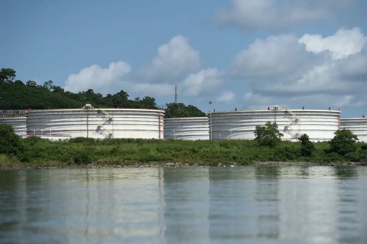 Instalaciones de almacenamiento en una refinería de petróleo de propiedad china situada en la isla de Made, frente a Kyaukphyu, en el estado de Rakhine, en Birmania (también conocida como Myanmar), el 2 de octubre de 2019. (Ye Aung Thu/AFP vía Getty Images)