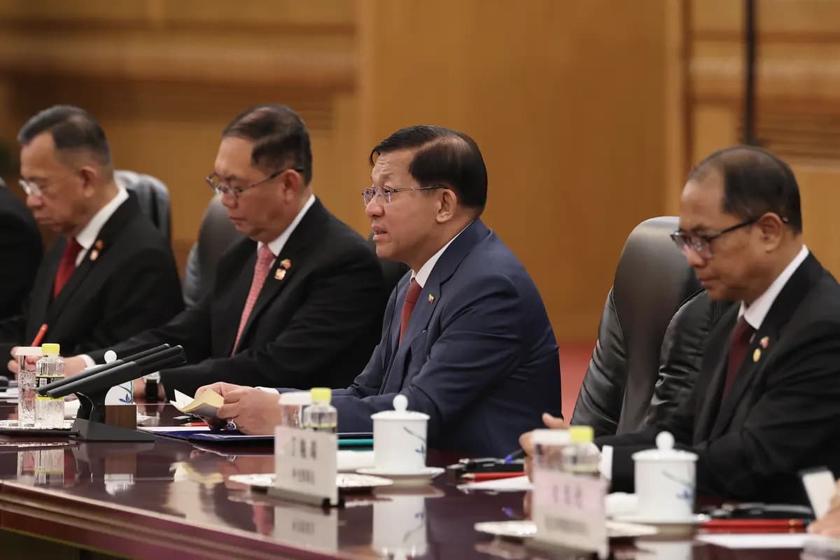 El líder birmano Min Aung Hlaing asiste a una reunión con el líder chino Xi Jinping (no aparece en la imagen) en Beijing el 16 de junio de 2026. (Lintao Zhang/Getty Images)