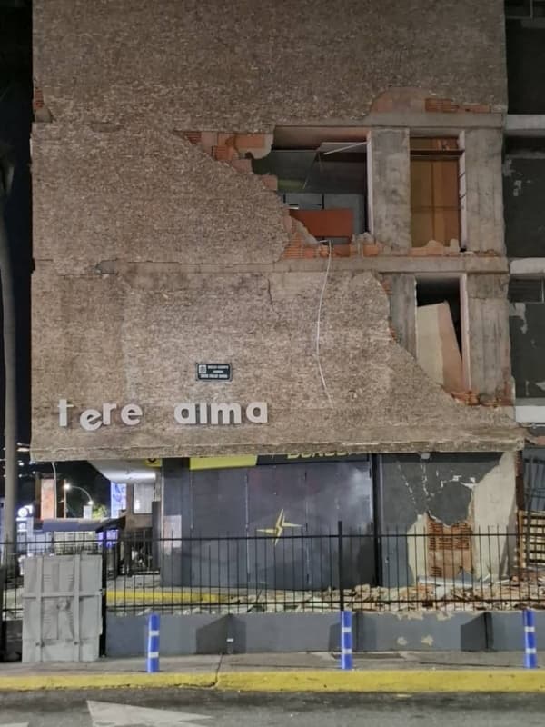 Fachada dañada de un edifico después de los sismos del 24 de junio del 2026 en Caracas, Venezuela. (Yasmila Márquez, The Epoch Times)