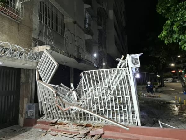 Una reja metálica dañada tras los sismos del 24 de junio del 2026 en Caracas, Venezuela. (Yasmila Márquez, The Epoch Times)