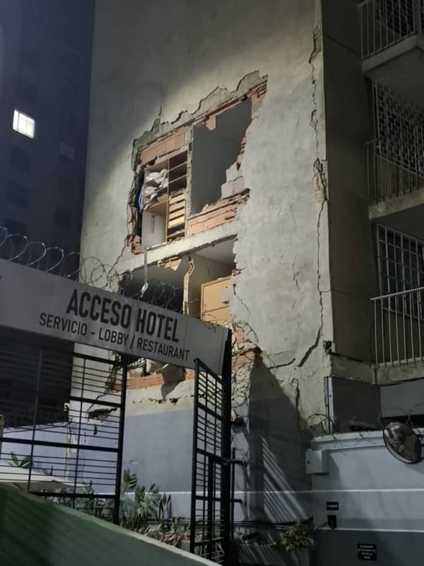 El costado de un hotel dañado tras los sismos del 24 de junio del 2026 en Caracas, Venezuela. (Yasmila Márquez, The Epoch Times)
