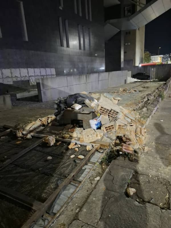 Restos de escombros en una calle de la capital de Venezuela la noche del 24 de junio del 2026 en Caracas, Venezuela. (Yasmila Márquez, The Epoch Times)