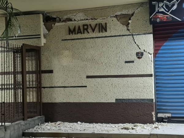 Imagen de un negocio comercial agrietado la noche del 24 de junio del 2026 en Caracas, Venezuela. (Yasmila Márquez, The Epoch Times)