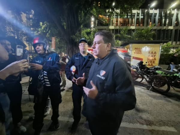 El alcalde del municipio de Chacao, Gustavo Duque, hablando para los medios la noche del 24 de junio del 2026 en Caracas, Venezuela. (Yasmila Márquez, The Epoch Times)