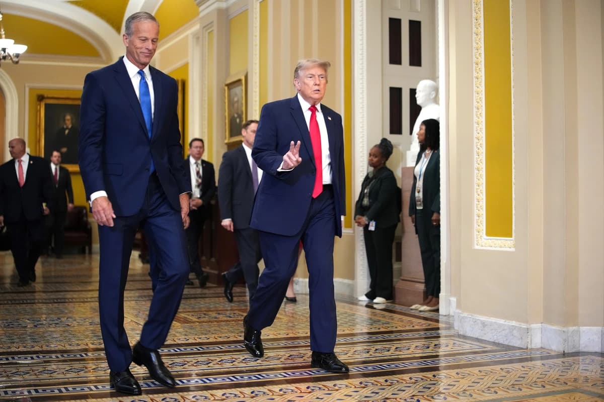 El líder de la mayoría del Senado, John Thune (R-S.D.) (izquierda), y el presidente Donald Trump llegan al Capitolio de EE. UU. en Washington el 24 de junio de 2026. (Andrew Harnik/Getty Images)