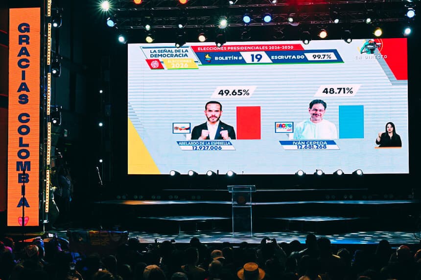 Los resultados que se muestran en una pantalla durante la segunda vuelta de las elecciones presidenciales en el Hotel Tequendama de Bogotá, el 21 de junio de 2026. (Raúl ARBOLEDA / AFP vía Getty Images)