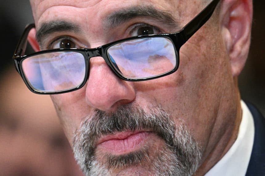El director de la Administración para el Control de Drogas (DEA) de EE. UU., Terrance Cole, observa durante una audiencia del Subcomité de Comercio, Justicia, Ciencia y Agencias Relacionadas del Comité de Asignaciones del Senado para examinar el presupuesto de 2027 de las agencias del orden, en el Capitolio en Washington, D. C., el 12 de mayo de 2026. (Jim WATSON / AFP via Getty Images)