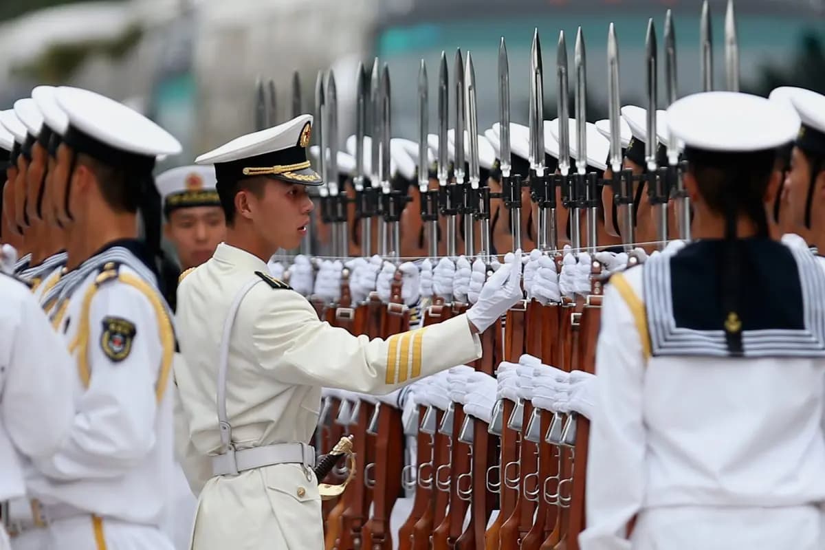 Soldados de la Armada china desfilan en Beijing, China, el 16 de septiembre de 2013. (Feng Li/Getty Images).