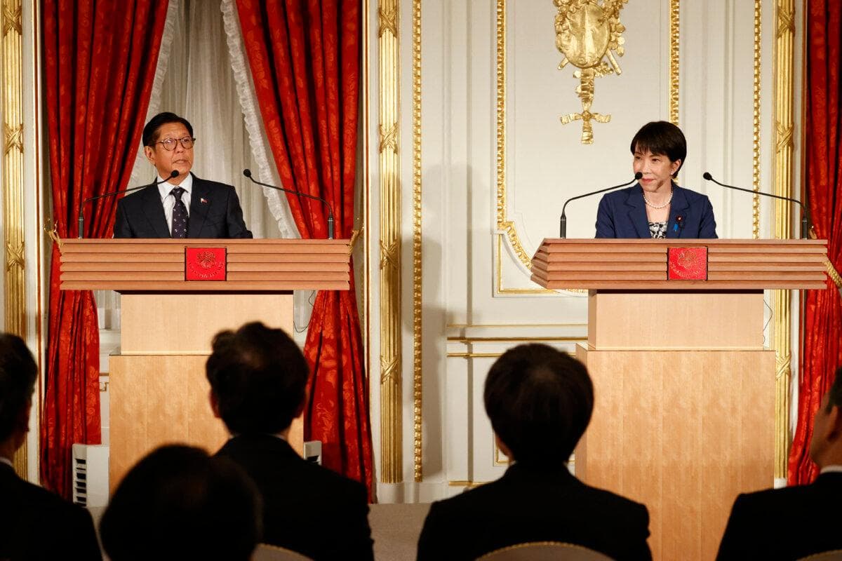 El presidente filipino Ferdinand Marcos Jr. (izquierda) y la primera ministra japonesa Sanae Takaichi participan en una rueda de prensa conjunta en la Residencia Oficial del Palacio de Akasaka, en Tokio, el 28 de mayo de 2026. (Rodrigo Reyes Marin/Pool/AFP vía Getty Images).