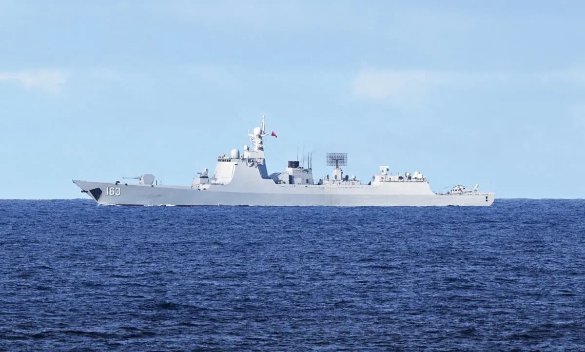 Un buque de la Armada del Ejército Popular de Liberación (EPL) chino vigila una zona durante una Actividad de Cooperación Marítima (MCA) entre las armadas de Filipinas, Australia y Canadá cerca del banco de Scarborough, en el disputado mar de China Meridional, el 3 de septiembre de 2025. (Ted Aljibe/AFP vía Getty Images).