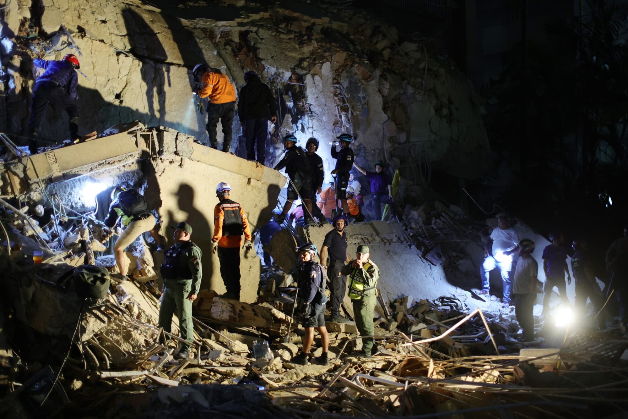 Los equipos de emergencia acuden a un edificio dañado en Los Palos Grandes tras el terremoto de magnitud 7.5 que sacudió Venezuela y otras regiones del Caribe el 24 de junio de 2026 en Caracas, Venezuela. (Jesús Vargas/Getty Images)