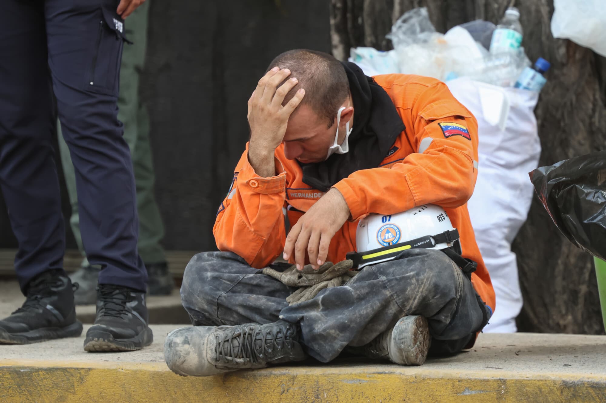 Un trabajador de Protección Civil se sienta tras los terremotos de 7.2 y 7.5 de magnitud que sacudieron Venezuela y otras regiones del Caribe el 25 de junio de 2026 en Caracas, Venezuela. (Edilzon Gamez/Getty Images)