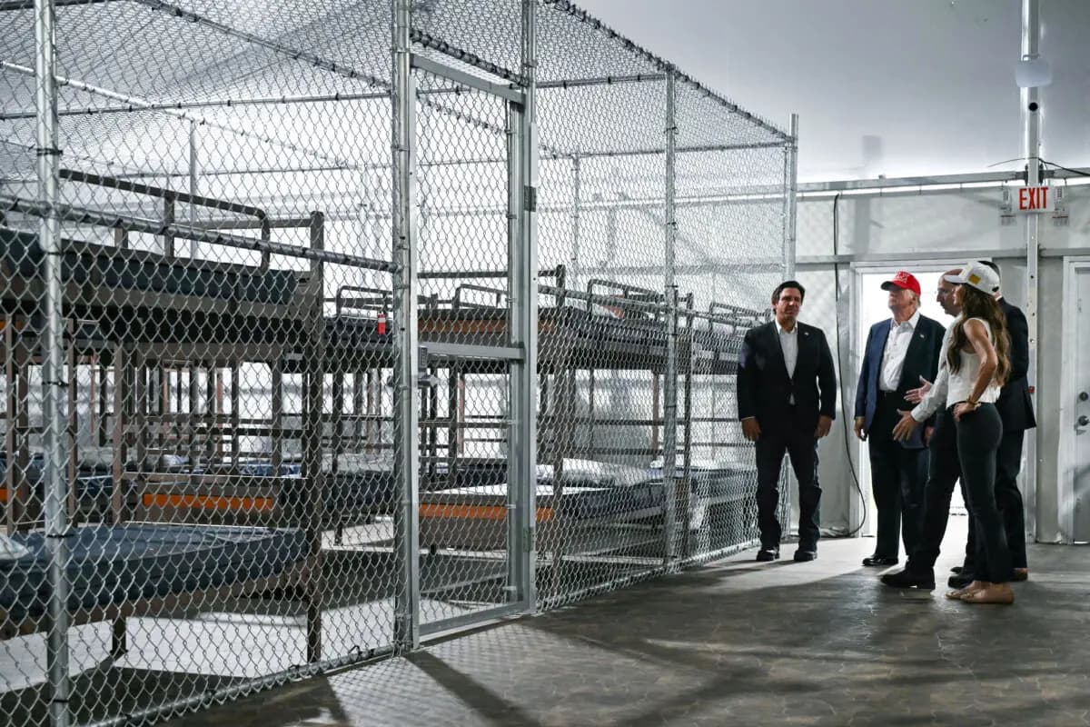 <em>El presidente Donald Trump (segundo por la izquierda), el gobernador de Florida, Ron DeSantis (izquierda), y la entonces secretaria de Seguridad Nacional, Kristi Noem (derecha), recorren un centro de detención para inmigrantes indocumentados, apodado Alligator Alcatraz, ubicado en el sitio del Aeropuerto de Entrenamiento y Transición Dade-Collier en Ochopee, Florida, el 1 de julio de 2025. (Andrew Caballero-Reynolds/AFP vía Getty Images).</em>
