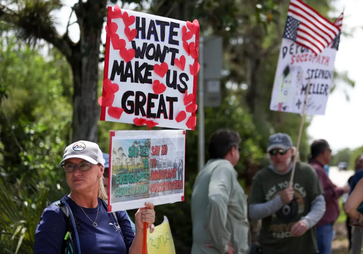 <em>Un manifestante se encuentra frente al centro de detención de migrantes conocido como "Alligator Alcatraz" en el Centro de Capacitación y Transición Dade-Collier en Ochopee, Florida, el 12 de julio de 2025. (Foto AP/Alexandra Rodriguez).</em>