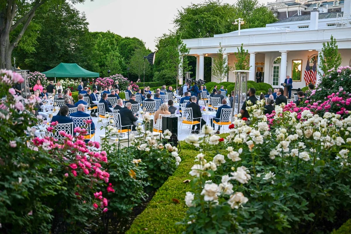 El presidente estadounidense Donald Trump pronuncia un discurso durante una cena del “Club del Jardín de las Rosas” en honor a la Semana de la Policía en la Casa Blanca en Washington, D.C., el 11 de mayo de 2026. (Kent Nishimura/AFP vía Getty Images).