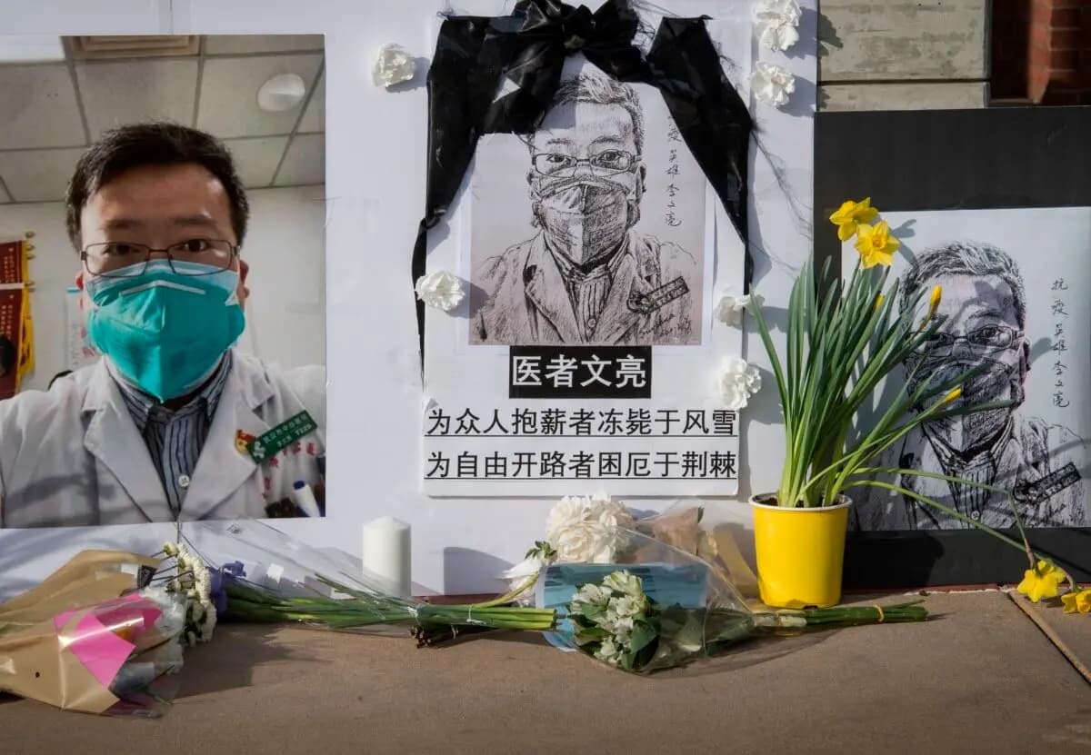 Estudiantes chinos y sus simpatizantes realizan un homenaje en memoria del Dr. Li Wenliang, el denunciante del "virus del PCCh" que se originó en la ciudad china de Wuhan, frente al campus de la UCLA en Westwood, California, el 15 de febrero de 2020. (Mark Ralston/AFP vía Getty Images)