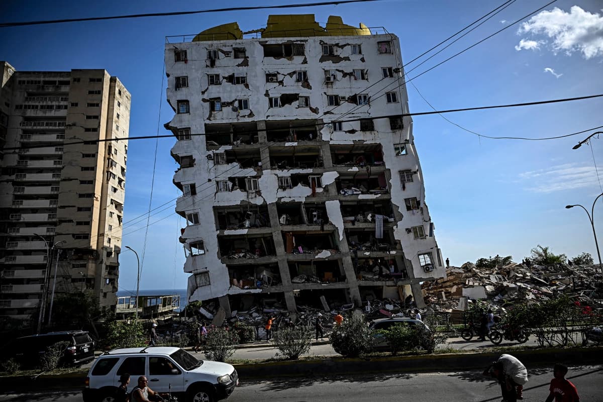 Una vista muestra un edificio de apartamentos gravemente dañado tras un terremoto en Catia La Mar, estado de La Guaira, el 25 de junio de 2026. (Federico Parra/AFP vía Getty Images).