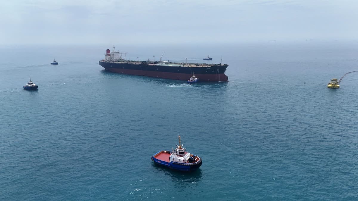 El petrolero HELGA atracó en una de las terminales petroleras marinas del sur de Irak, cerca de Basora, para cargar crudo. Se convirtió en el segundo buque en llegar desde el cierre del estrecho de Ormuz, el 24 de abril de 2026. (Mohammed Aty/Reuters).
