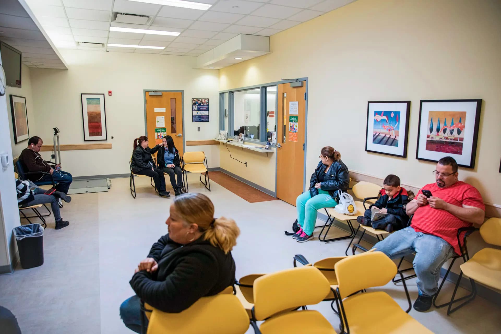 Unos pacientes esperan en la sala de espera de un centro de salud de Filadelfia el 13 de marzo de 2017. Según el Departamento de Justicia, Medicaid —que ofrece cobertura sanitaria a estadounidenses con bajos ingresos y con discapacidad— es cada vez más objeto de ataques por parte de delincuentes. (Dominick Reuters/AFP/Getty Images).