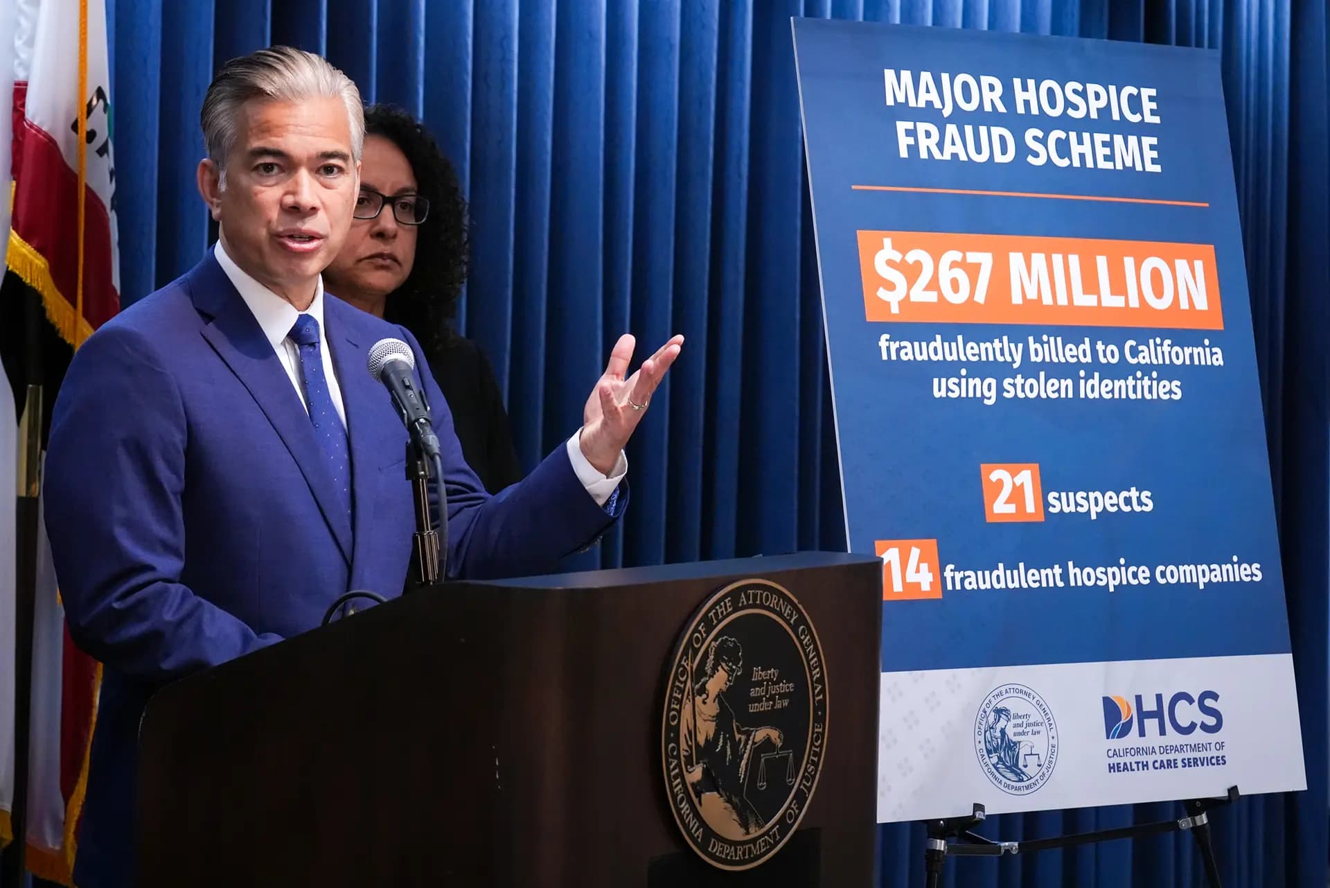 El fiscal general de California, Rob Bonta, anuncia el desmantelamiento de una importante red de fraude en centros de cuidados paliativos que estafó al Estado 267 millones de dólares, en Los Ángeles, el 9 de abril de 2026. Según las autoridades federales, los servicios de cuidados paliativos de Medicare han sido un objetivo especial del fraude en California. (AP/Damian Dovarganes).