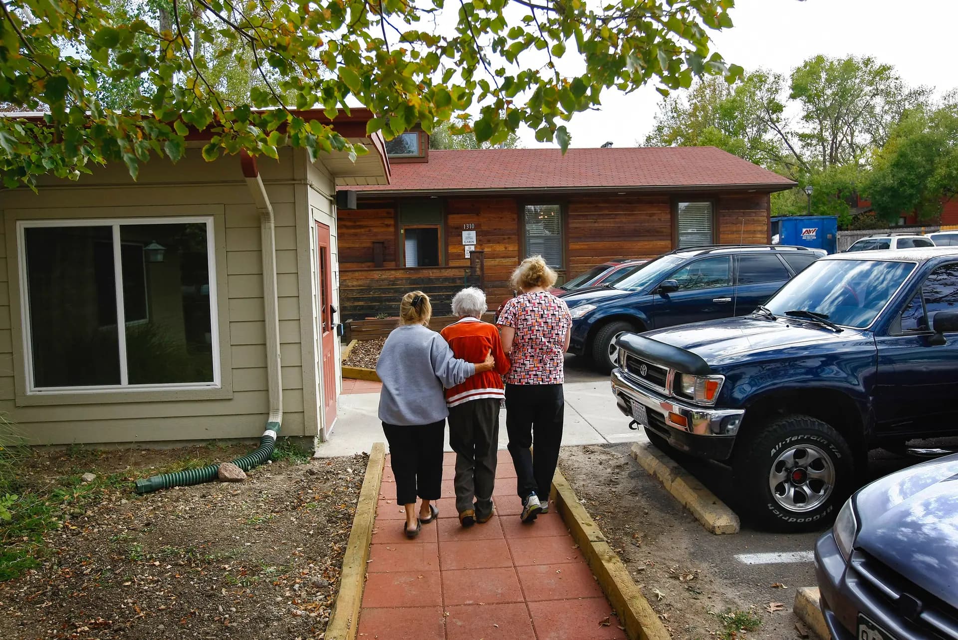 Unos voluntarios atienden a un paciente con una enfermedad terminal en un centro de cuidados paliativos de Denver el 7 de octubre de 2009. Los esfuerzos del Gobierno por poner freno al fraude en los centros de cuidados paliativos han sido elogiados por algunos defensores de los pacientes, entre ellos la Asociación Americana de Jubilados. (John Moore/Getty Images).