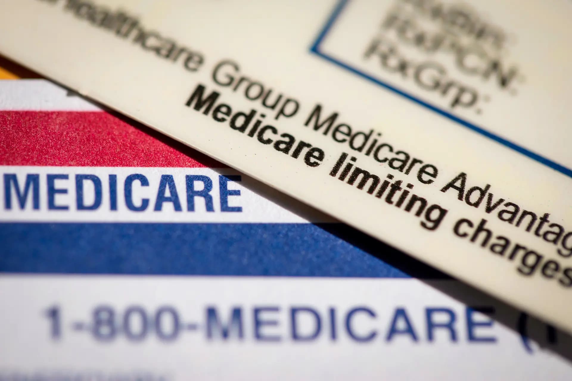 En esta fotografía de archivo, se ve una tarjeta PPO de Medicare Advantage colocada sobre una tarjeta de Medicare. La Administración Trump ha adoptado una postura enérgica en la lucha contra el fraude en Medicare y Medicaid. (AP/Jenny Kane).