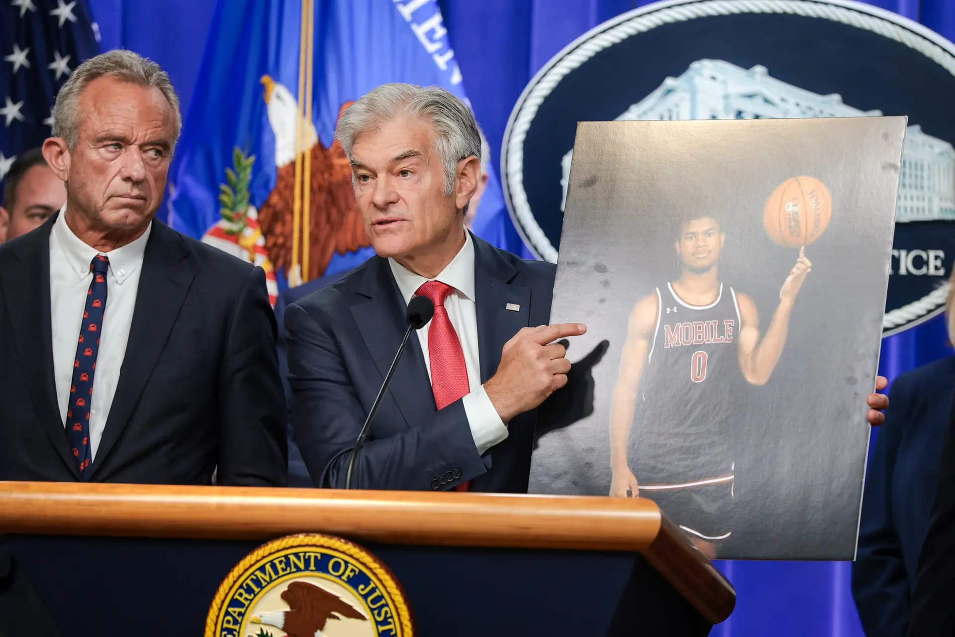El Dr. Mehmet Oz, administrador de los Centros de Servicios de Medicare y Medicaid, interviene en una rueda de prensa celebrada en el Departamento de Justicia, en Washington, el 23 de junio de 2026. Las autoridades federales dieron a conocer los resultados de las recientes medidas adoptadas contra el fraude en la asistencia sanitaria. (Anna Moneymaker/Getty Images).