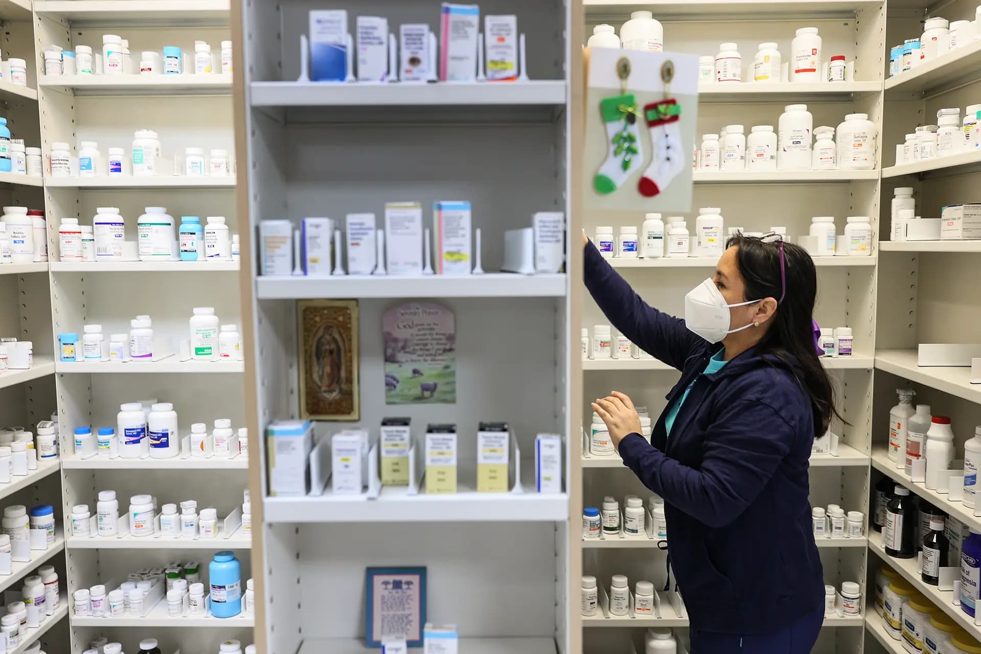 En esta fotografía de archivo, un técnico de farmacia trabaja en Miami. Una reciente campaña contra el fraude incluyó la presentación de cargos contra profesionales sanitarios por distribuir opioides y otras sustancias controladas. (Joe Raedle/Getty Images).