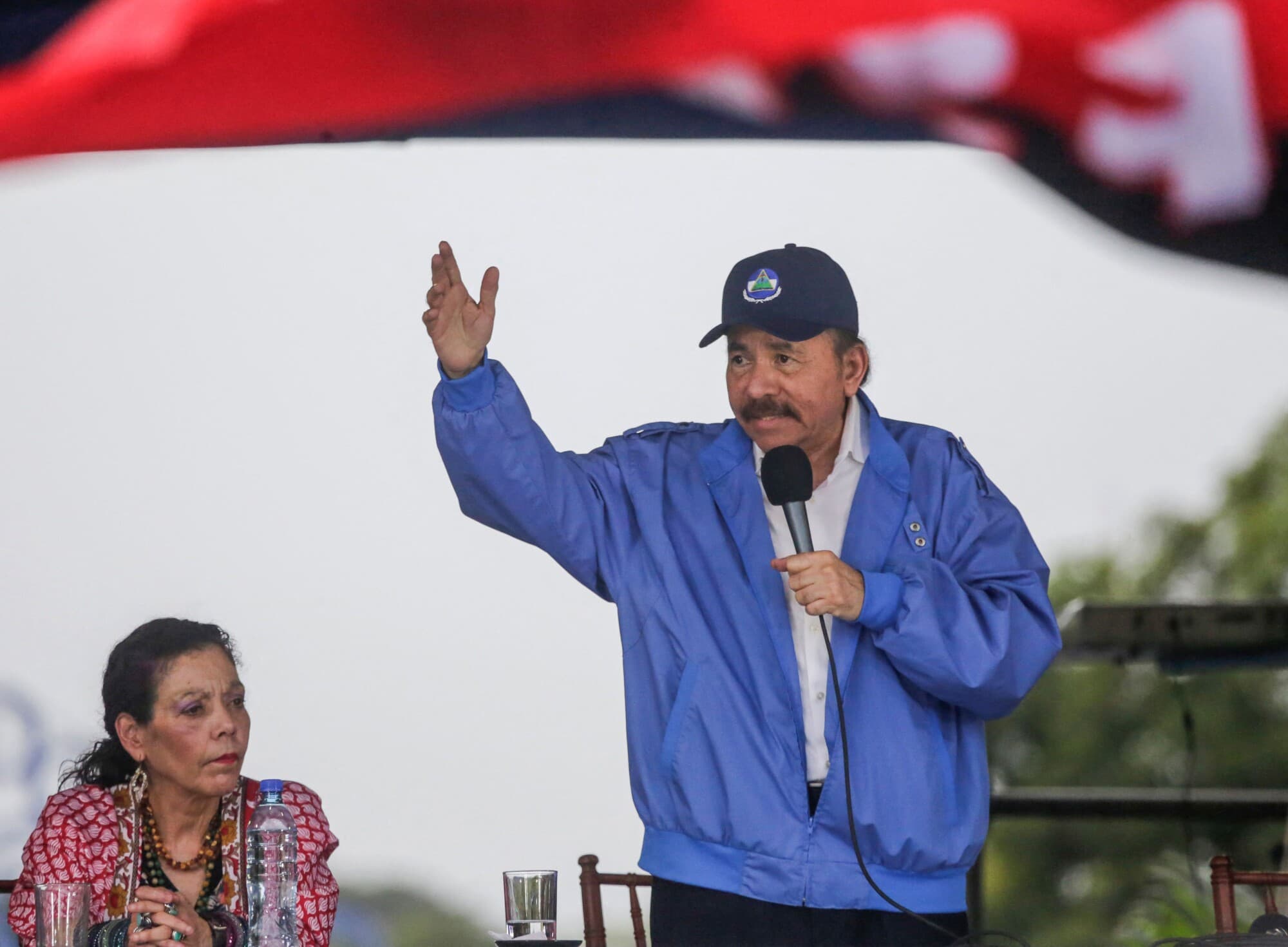 El presidente de Nicaragua, Daniel Ortega (a la derecha), acompañado por su esposa, la vicepresidenta Rosario Murillo, se dirige a sus seguidores durante la "Marcha por la Seguridad y la Paz", convocada por el gobierno, celebrada en Managua el 7 de julio de 2018. Al menos 230 personas perdieron la vida en Nicaragua en las protestas en abril de ese año contra las reformas de la Seguridad Social, ahora retiradas, y que, debido a la dura reacción policial, se transformaron en reivindicaciones de justicia para los fallecidos y en demandas de la salida de Ortega y Murillo. (INTI OCON/AFP vía Getty Images)