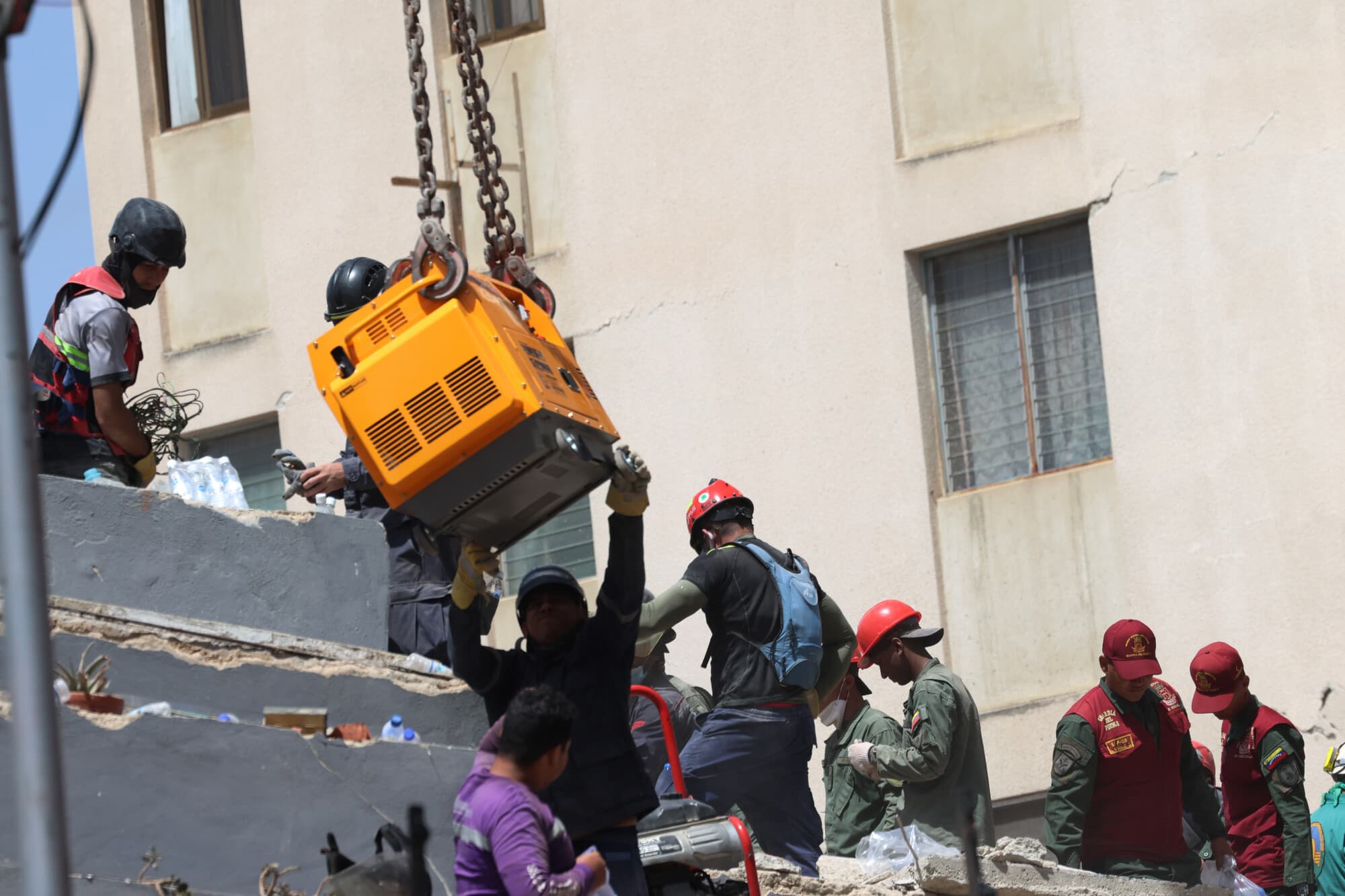 Los equipos de rescate trabajan entre los escombros de un edificio derrumbado tras los terremotos de magnitud 7.2 y 7.5 que sacudieron Venezuela y otras regiones del Caribe el 26 de junio de 2026 en Caracas, Venezuela. (Edilzon Gamez/Getty Images)