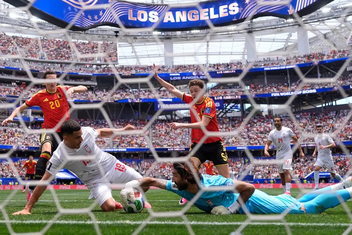 El portero iraní Alireza Beiranvand realiza una parada ante Bélgica durante su partido del Mundial de fútbol en Inglewood, California, el 21 de junio de 2026. (Mark J. Terrill/AP).