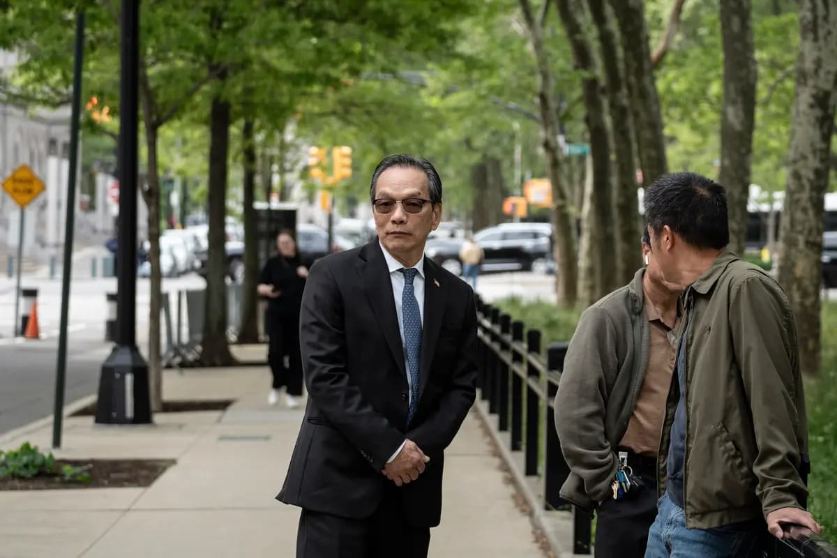 Lu Jianwang, acusado de dirigir una comisaría secreta para el régimen chino en el barrio chino de Manhattan, comparece en su juicio ante la Corte de Distrito de Estados Unidos para el Distrito Este de Nueva York, en Brooklyn, el 6 de mayo de 2026. (Samira Bouaou/The Epoch Times).