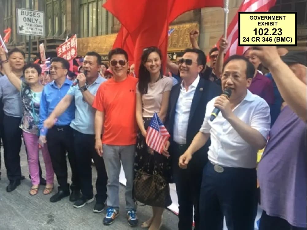 Linda Sun (C) se une a una protesta contra la visita de la presidenta taiwanesa Tsai Ing-wen en Manhattan, Nueva York, el 12 de julio de 2019. Junto a ella se encuentran el promotor inmobiliario Andy Zhu (3.º por la derecha) y Liang Guanjun (2.º por la derecha), presidente de las Asociaciones Chinas Unidas del Este de Estados Unidos. (Fiscalía de Estados Unidos).