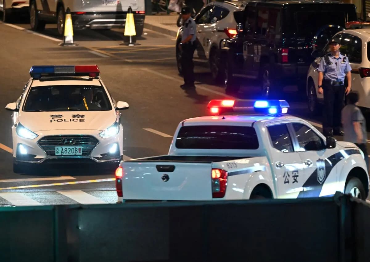 <em>Agentes de policía bloquean la carretera cerca de la Torre CITIC en Beijing el 26 de junio de 2026. (Adek Berry/AFP vía Getty Images).</em>