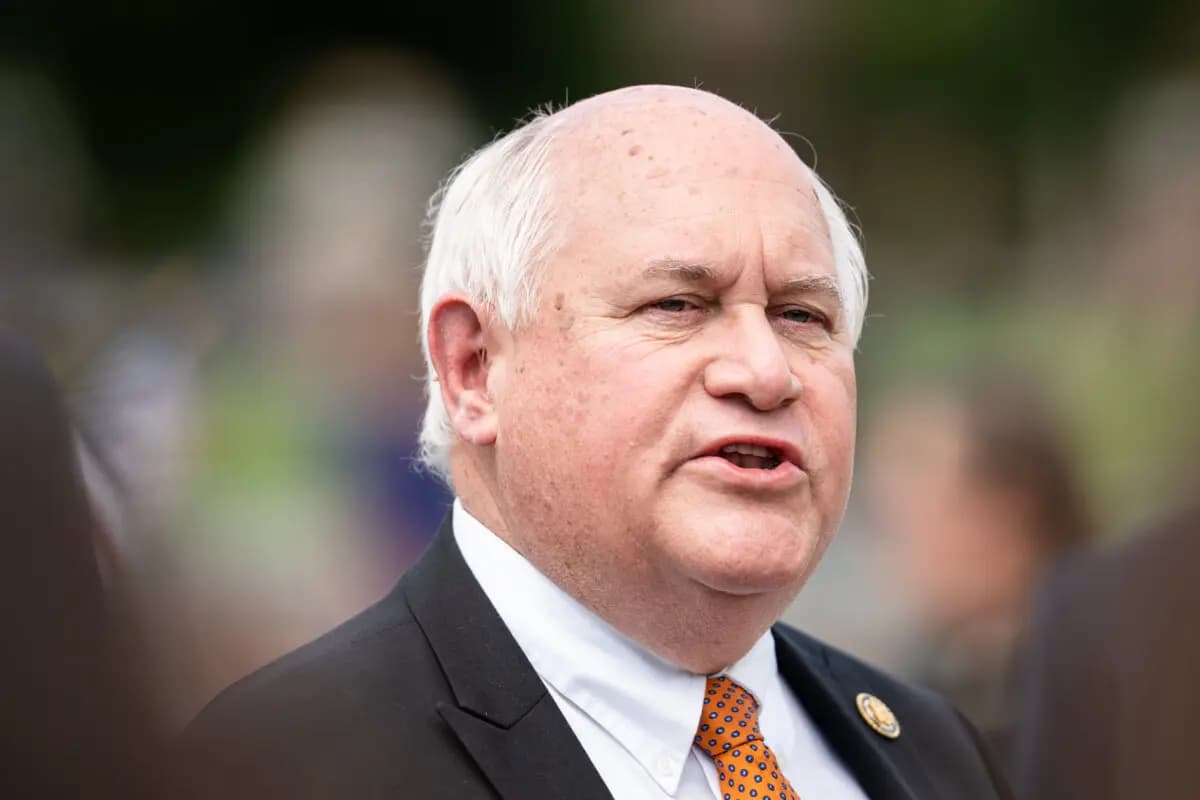 El diputado Ron Estes (R-Kan.) interviene en el "Triángulo de la Cámara" en el Capitolio, en Washington, el 2 de septiembre de 2025. (Madalina Kilroy/The Epoch Times)