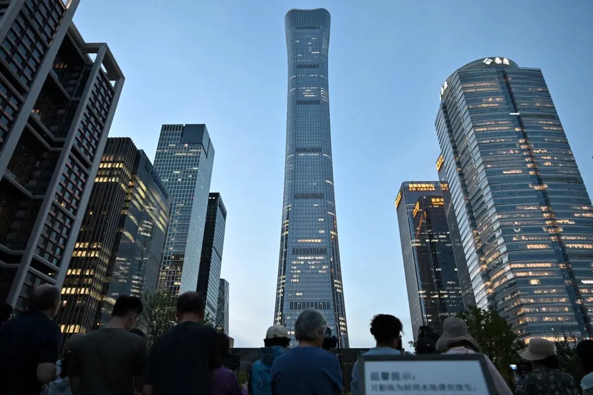 <em>Varias personas se congregan cerca de la Torre CITIC en Beijing el 26 de junio de 2026. (Adek Berry/AFP vía Getty Images)</em>
