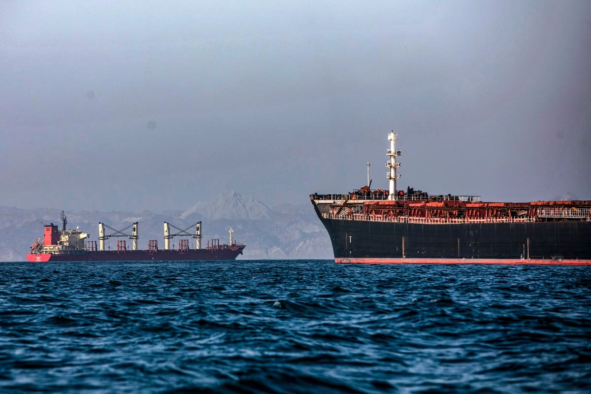 Barcos en el estrecho de Ormuz, cerca de la isla de Larak, Irán, el 16 de mayo de 2026. (Majid Saeedi/Getty Images).
