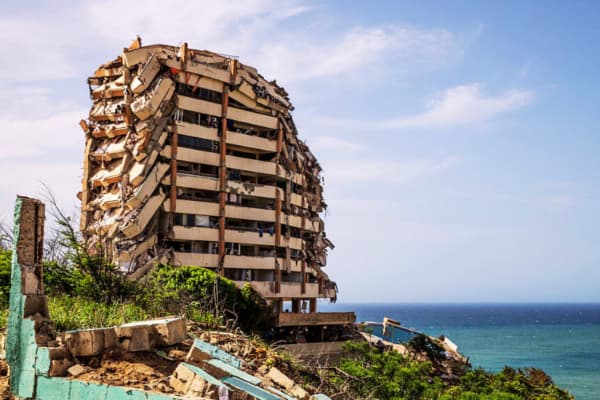 <em>Un edificio destruido durante los dos terremotos que sacudieron Caraballeda, en el estado de La Guaira, a unos 40 km al noreste de Caracas, el 25 de junio de 2026. (Donaldo BARROS / AFP vía Getty Images)</em>
