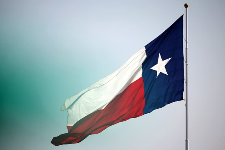La bandera de Texas ondea durante la sesión de clasificación para el NASCAR Cup Series DuraMax Grand Prix Powered by RelaDyne en el Circuito de las Américas el 28 de febrero de 2026 en Austin, Texas. (James Gilbert/Getty Images).