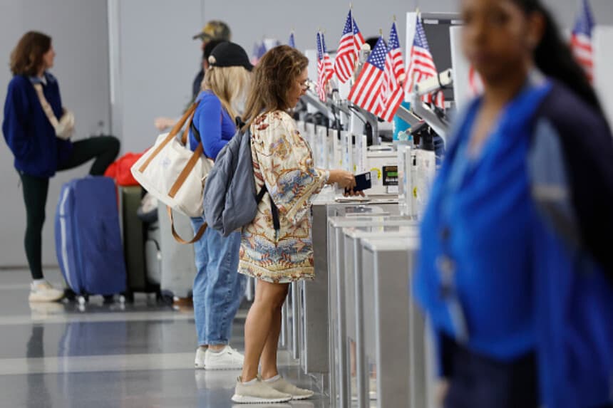 Aerolíneas de EE.UU. reducen asientos en rutas clave por el 4 de julio