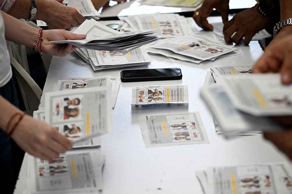 <em>Funcionarios electorales cuentan los votos durante la segunda vuelta de las elecciones presidenciales en Cali, Colombia, el 21 de junio de 2026. Los colombianos votaron el 21 de junio en una segunda vuelta presidencial polarizada que podría remodelar el frágil proceso de paz del país y sus relaciones con Estados Unidos, después de la campaña electoral más violenta en una década. (Joaquín SARMIENTO/AFP vía Getty Images)</em>