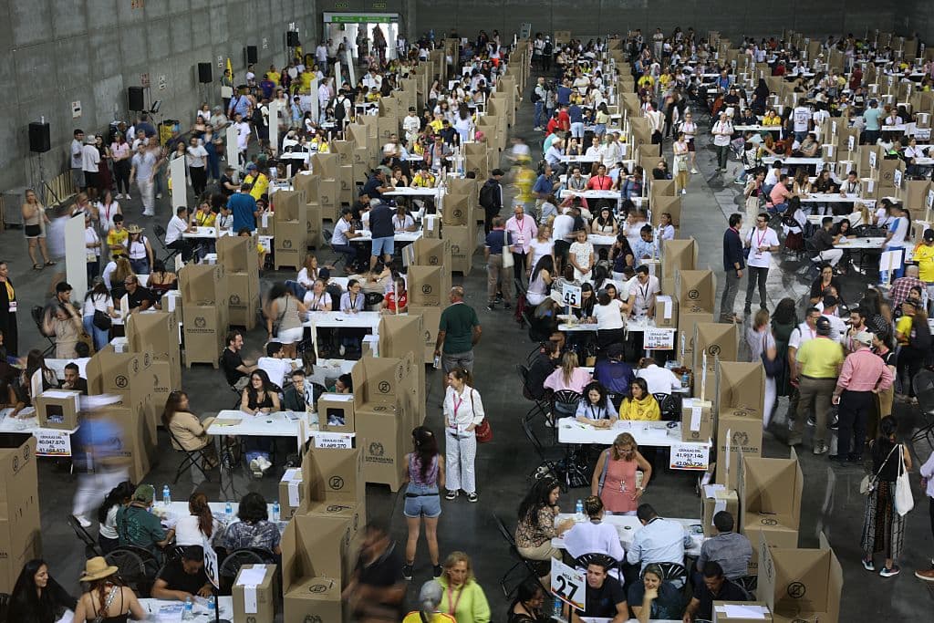 <em>Colombianos que viven en España votan en la segunda vuelta de las elecciones presidenciales de Colombia en el pabellón de la Casa de Campo en Madrid el 21 de junio de 2026. Los colombianos eligen un nuevo presidente el 21 de junio, una elección entre un abogado de extrema derecha respaldado por la Casa Blanca y un senador de izquierda que decidirá el destino del tambaleante proceso de paz del país y sus tensos lazos con Washington. El favorito De la Espriella, con doble nacionalidad estadounidense y colombiana, ganó la primera vuelta de mayo prometiendo librar la guerra contra los grupos guerrilleros narcotraficantes que se negaron a firmar un acuerdo de paz de 2016. (Pierre-Philippe MARCOU / AFP vía Getty Images)</em>