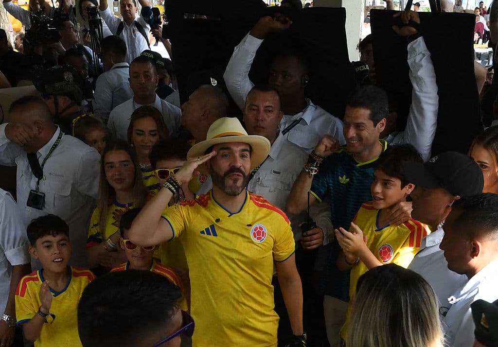 <em>El candidato presidencial de Colombia por el movimiento Defensores de la Patria, Abelardo de la Espriella, saluda en un colegio electoral durante la segunda vuelta de las elecciones presidenciales en Barranquilla, Colombia, el 21 de junio de 2026. (Jaime SALDARRIAGA/AFP vía Getty Images)</em>