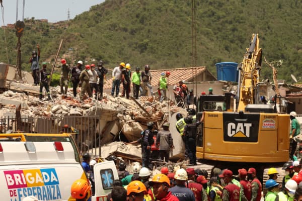 <em>Bomberos, policías y rescatistas trabajan con grúas entre los escombros del edificio San Judas Tadeo, que se derrumbó en El Paraíso, mientras continúan las labores de rescate tras el terremoto de magnitud 7,2 que sacudió Venezuela y otras regiones del Caribe el 26 de junio de 2026, en Caracas, Venezuela. (Edilzon Gámez/Getty Images)</em>