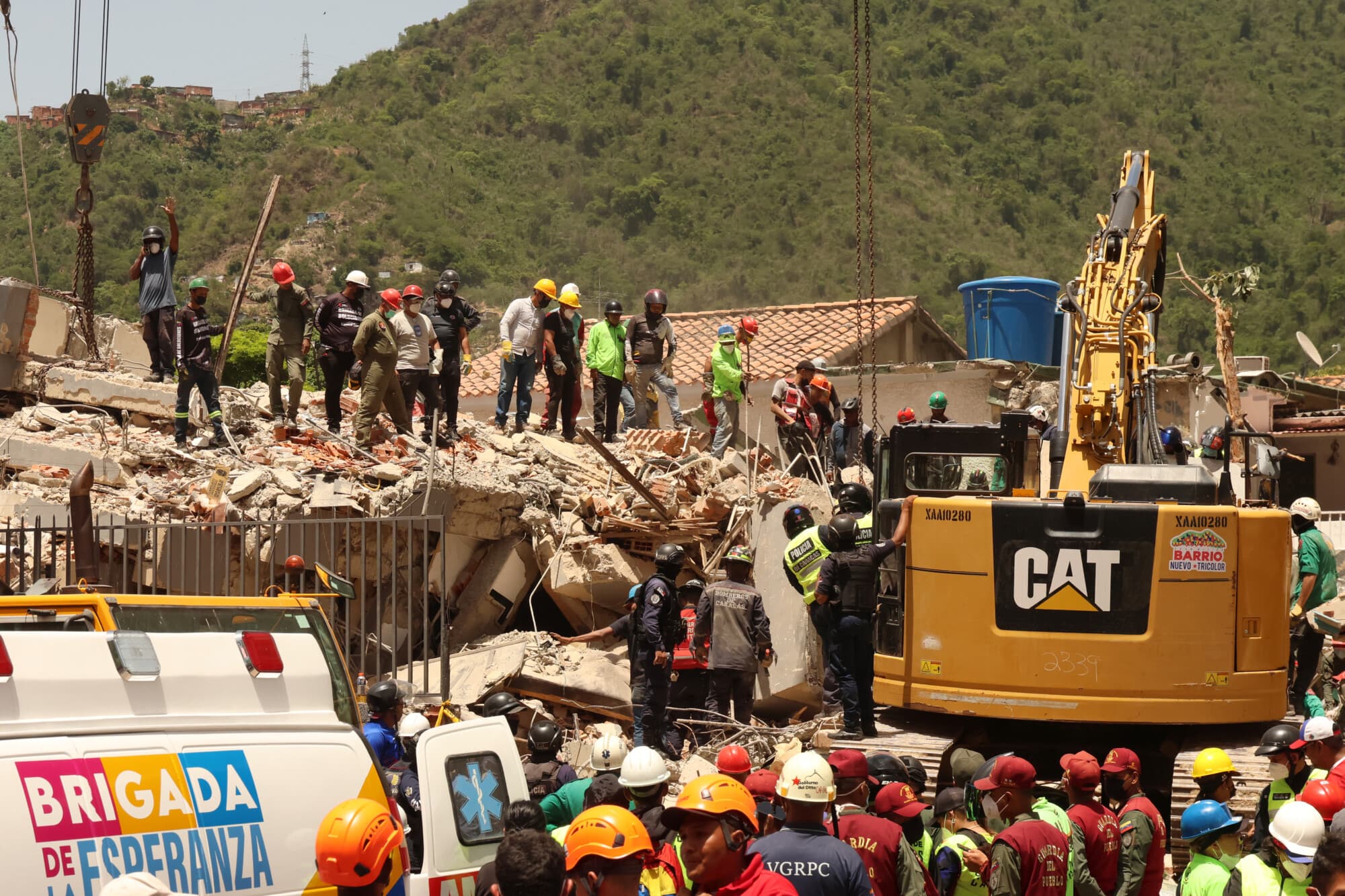 Bomberos, policías y equipos de rescate trabajan el 26 de junio de 2026 en Caracas, Venezuela con grúas entre los escombros del edificio derrumbado de San Judas Tadeo, mientras continúan las labores de rescate en El Paraíso tras el terremotos de magnitud 7.2 y 7.5 que sacudieron Venezuela y otras regiones del Caribe. (Edilzon Gamez/Getty Images)