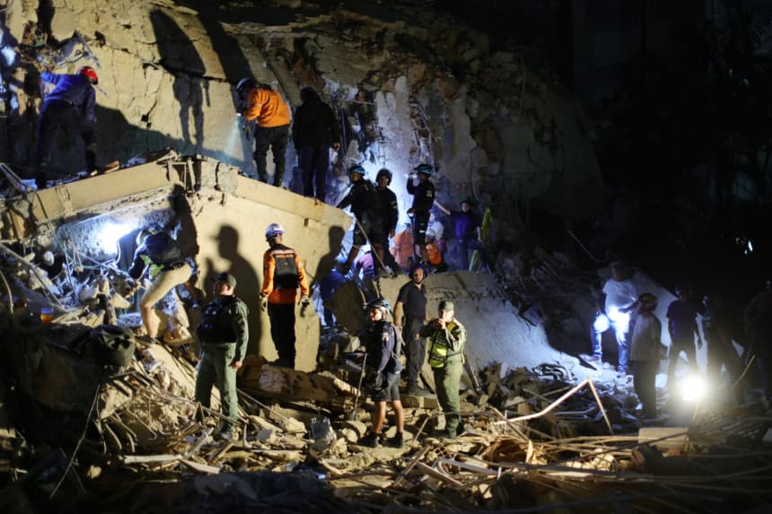 Equipos de emergencia atienden un edificio dañado en Los Palos Grandes, luego de que un terremoto de magnitud 7.2 sacudiera a Venezuela y a otras regiones del Caribe el 24 de junio de 2026 en Caracas, Venezuela. (Jesus Vargas/Getty Images)